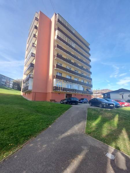 Bytový dům v Tvrdošíně na ulici Medvedzie nabízí 3pokojové byty s parkováním.