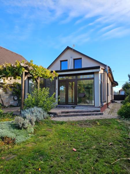 Rodinný dům na Štúrově ulici ve Vráblech s terasou a zahradou.