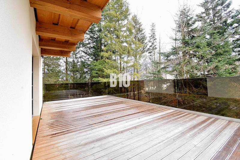 V Terchové najdete chatu s terasou a podlahou s dřevěným dekorem obklopenou lesem.