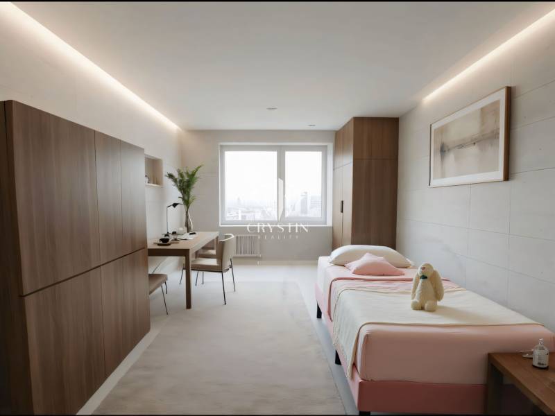 Ložnice v třípokojovém bytě s postelí, pracovním stolem a podlahou s dřevěným dekorem.