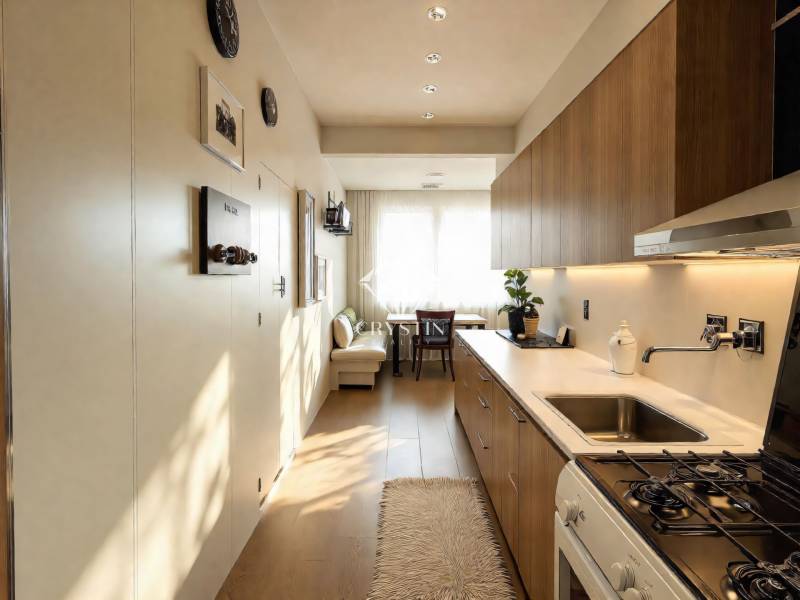 Útulná kuchyně v 3-pokojovém bytě s podlahou s dřevěným dekorem a moderním zařízením.