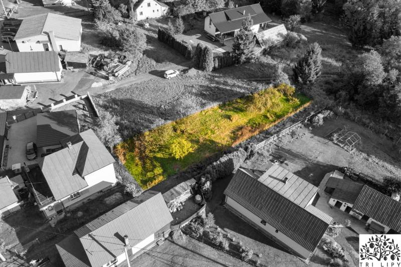 Pozemky - bydlení v Turzovce, obklopené domy na mírně svažitém terénu.