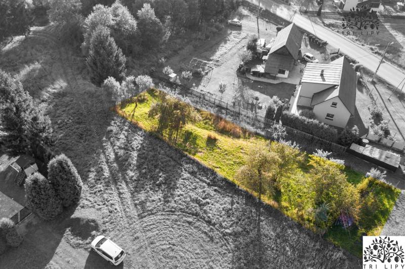 Pozemky - bydlení v Turzovce s travnatým porostem a okolím rodinných domů.