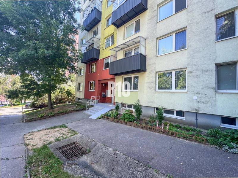 V Nitře se nachází bytový dům se zajímavou barevnou fasádou v blízkosti zeleně.