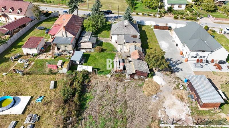 Letecký pohled na rodinné domy a zahrady v Ondřejovicích.