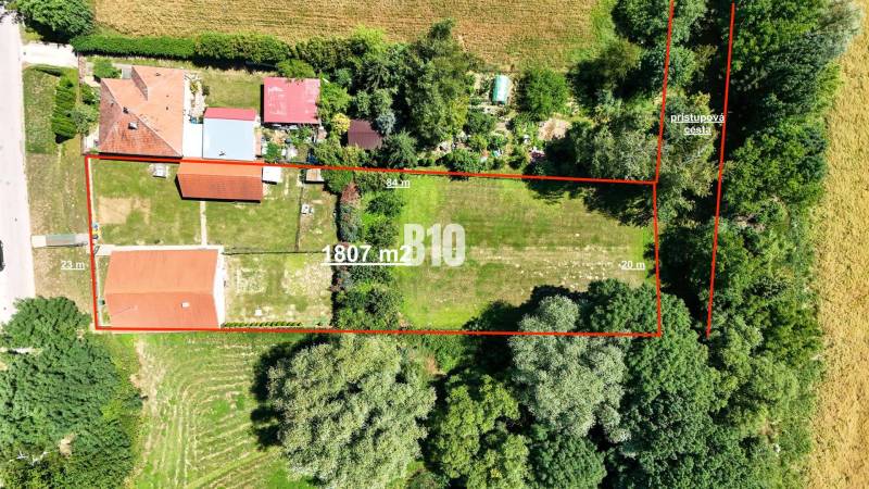 Letecký pohled na rodinný dům v Nových Sadech s rozlehlým pozemkem a zahradou.