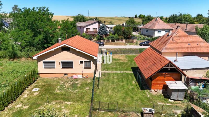 Rodinný dům v Nových Sadech s prostornou zahradou a altánem.