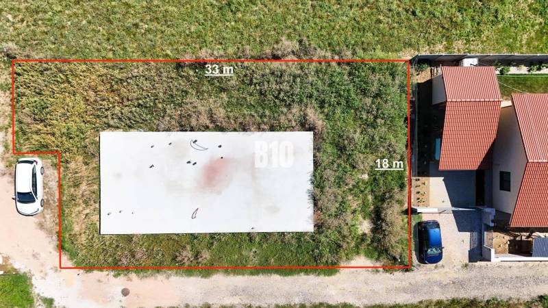 Pozemky v Čeľadiciach vhodné k bydlení, se záběrem na sousední stavbu.