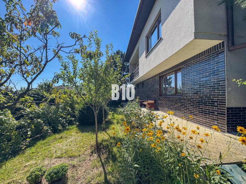 Rodinný dům na Kamenné ulici v Nitře s udržovanou zahradou a terasou.