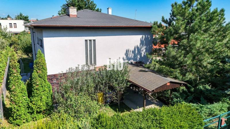 Rodinný dům na Kamennej ulici v Nitře obklopují okrasné stromy a zeleň.