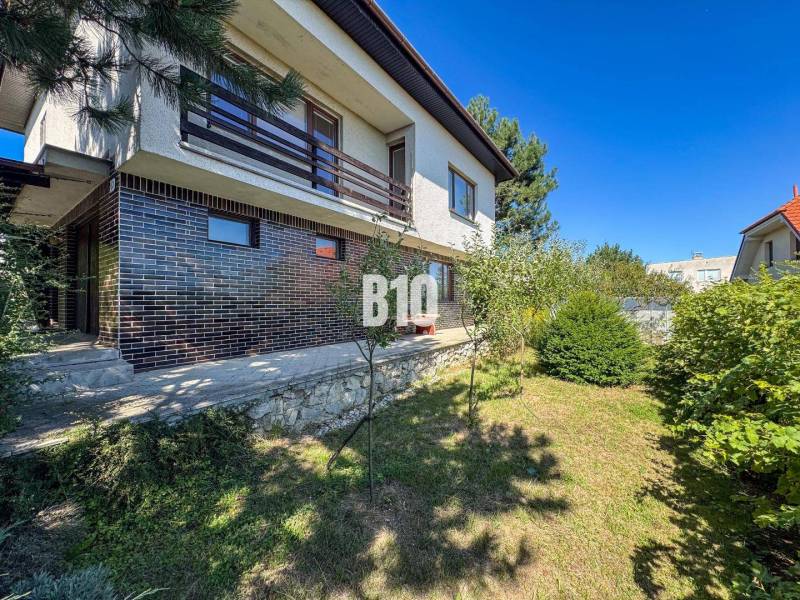 Rodinný dům na Kamennej ulici v Nitře s travnatou zahradou a terasou.