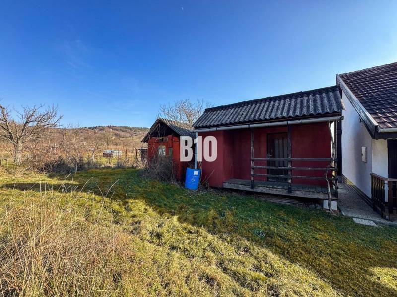 Venkovský domek a zahrady v Nitře během slunečného dne.