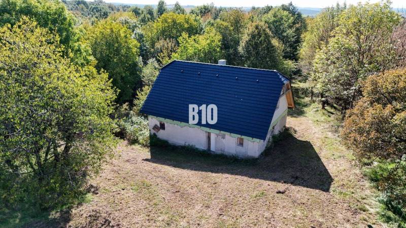 Chata v Lackově obklopená lesem poskytuje klidné útočiště v přírodě.