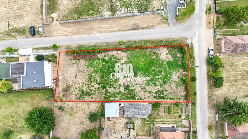 Pozemky - bydlení v Bardoňově o rozloze 1365 m², ohraničené červenou linií.