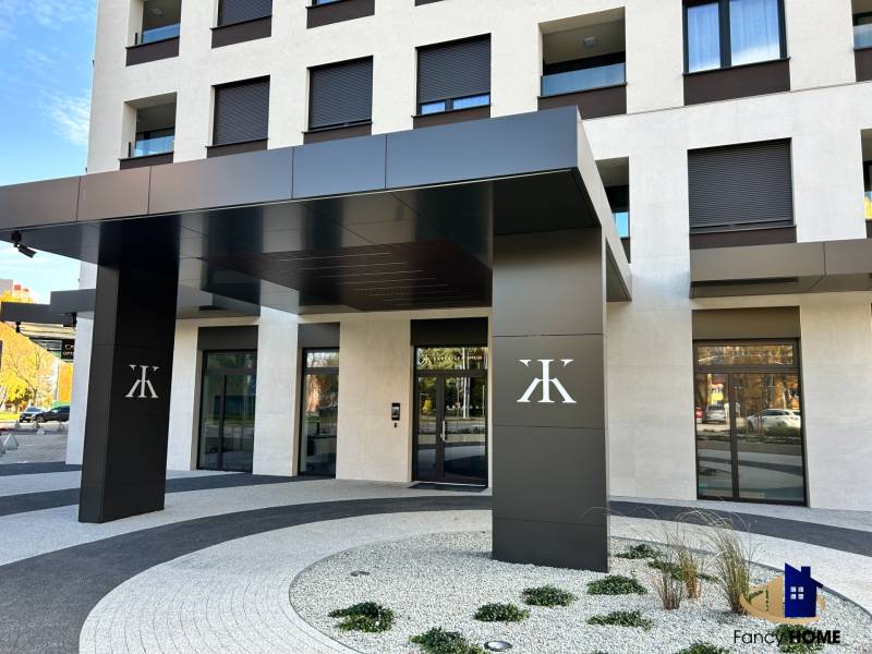 Vchod do budovy na Karpatské ulici v Popradu s moderním designem a elegantními detaily.