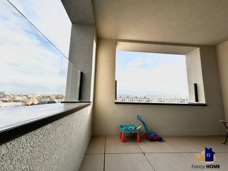 Balkon 2pokojového bytu na Karpatské ulici v Popradu s výhledem na město.