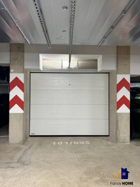 Garážové stání s bránou v budově na Karpatské ulici v Popradu.