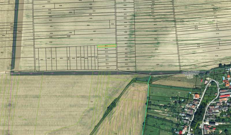 Letecký pohled na parcely zemědělských a lesních pozemků v Nové Vsi nad Váhem.