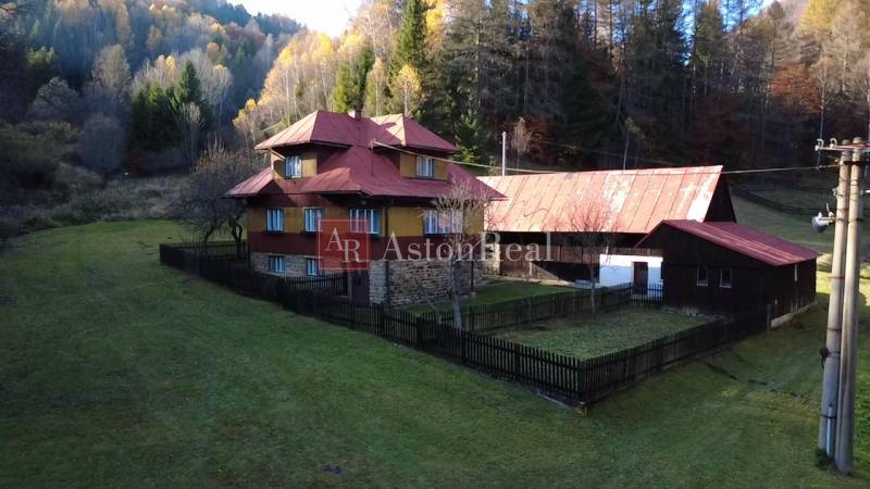 Rodinný dům v Zázrivé obklopený přírodou a lesy, s velkým prostranstvím na dvoře.