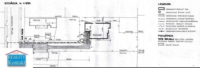 Plán pozemků na bydlení v Tvrdošovcích s návrhem inženýrských sítí a rodinného domu.