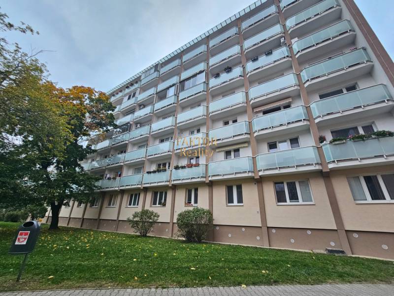 Bytový dům s balkony, ulice Československých parašutistů, Bratislava - Nové Mesto, garsonka.
