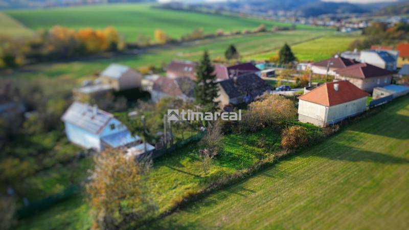 Letecký pohled na rodinné domy a zeleň v malebné části obce Dobrá Voda.