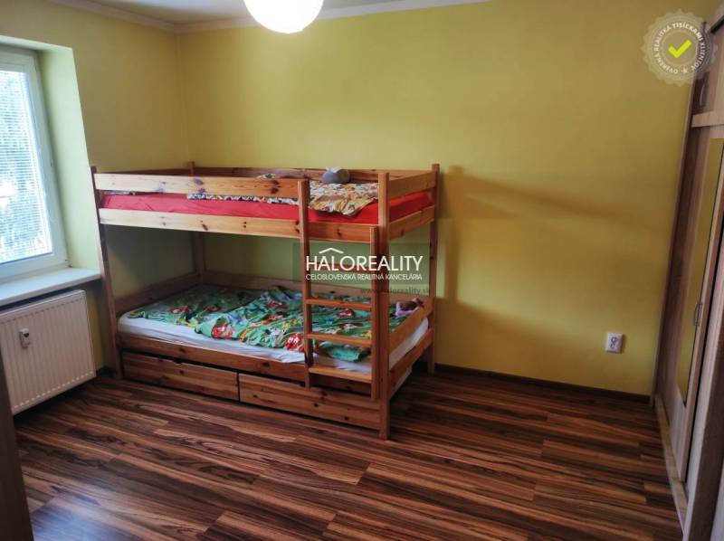 Dětský pokoj s patrovou postelí, žlutými stěnami a podlahou s dřevěným dekorem ve 3-pokojovém bytě.