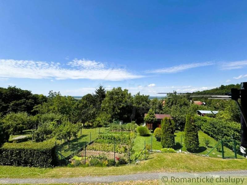 Pohled na zahrady a zeleň v okolí chaty v Sološnici.