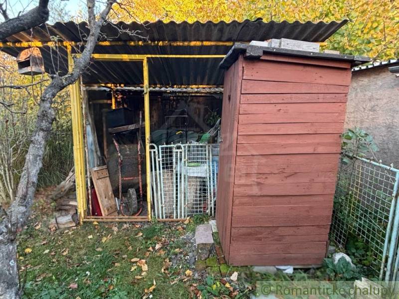 Dřevěná kůlna a sklad nářadí u chaty v Sološnici.