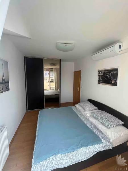 Ložnice v 3-pokojovém bytě s postelí, klimatizací a vestavěnou skříní.