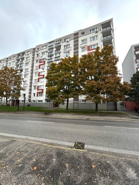 Bytový dům s barevnými prvky a stromy na Hraniční ulici, Bratislava - Ružinov.
