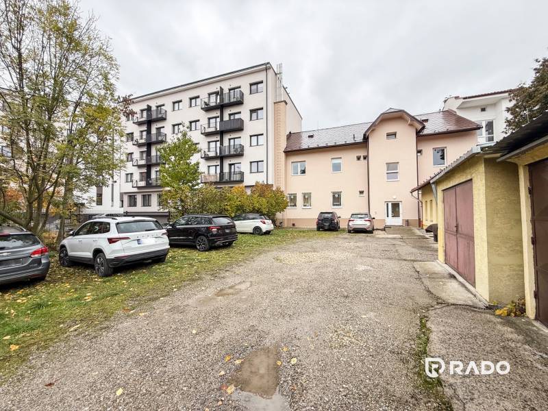 Parkoviště a budovy na Bratislavské ulici v Žilině, kanceláře a obytné domy.