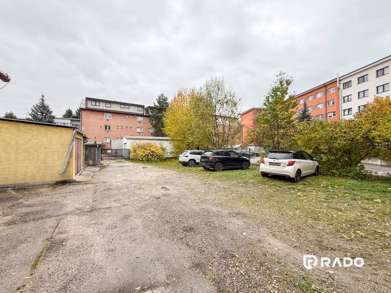 Parkoviště s auty na Bratislavské ulici v Žilině u kanceláří.