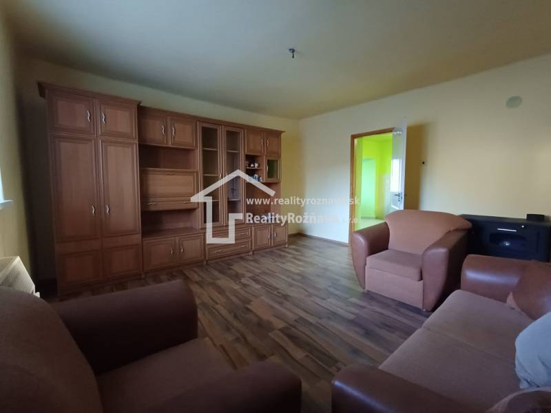 Obývací pokoj s podlahou s dřevěným dekorem v rodinném domě.