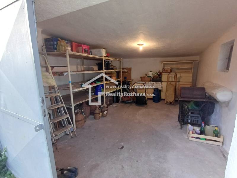 Skladovací prostor v rodinném domě s regály na uskladnění v Dlouhé Vsi.