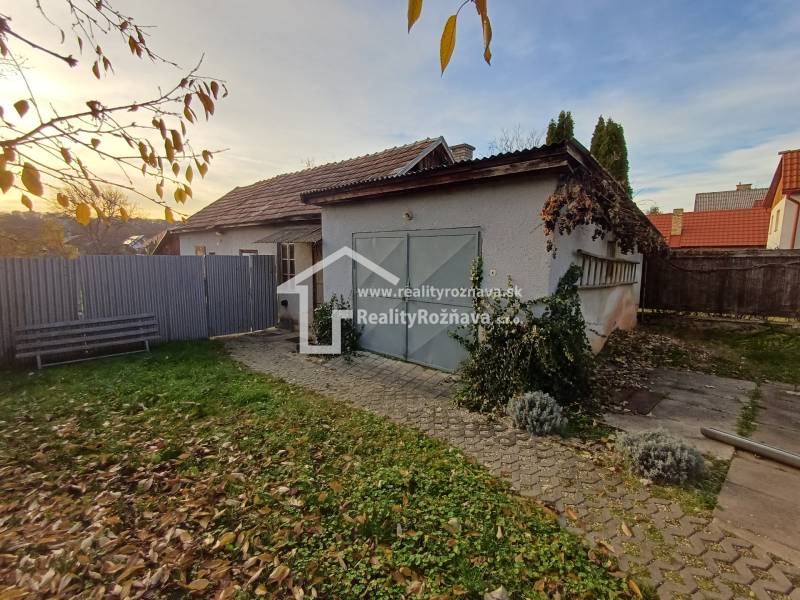 Rodinný dům v Dlhé Vsi s dvorem, travnatou plochou a garáží obklopený plotem.