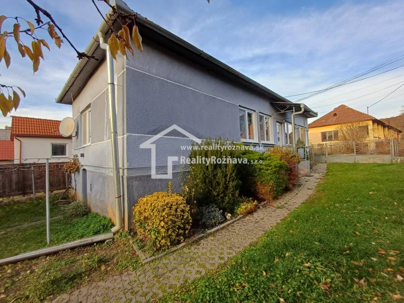 Rodinný dům v Dlouhé Vsi, zahrada s keři, dlažba vedoucí ke vchodu.