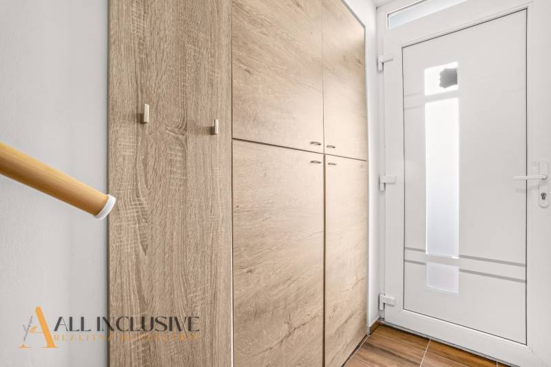 Vstupní chodba s vestavěnou skříní a bílými dveřmi ve 3-pokojovém bytě.