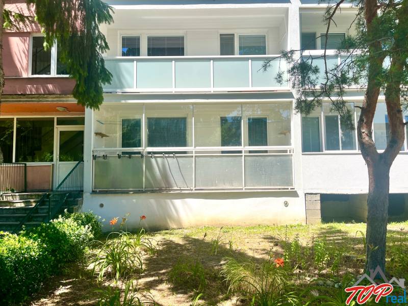 Exteriér bytového domu na Kapitána Nálepku, Košice - městská část Staré Město s balkonem.