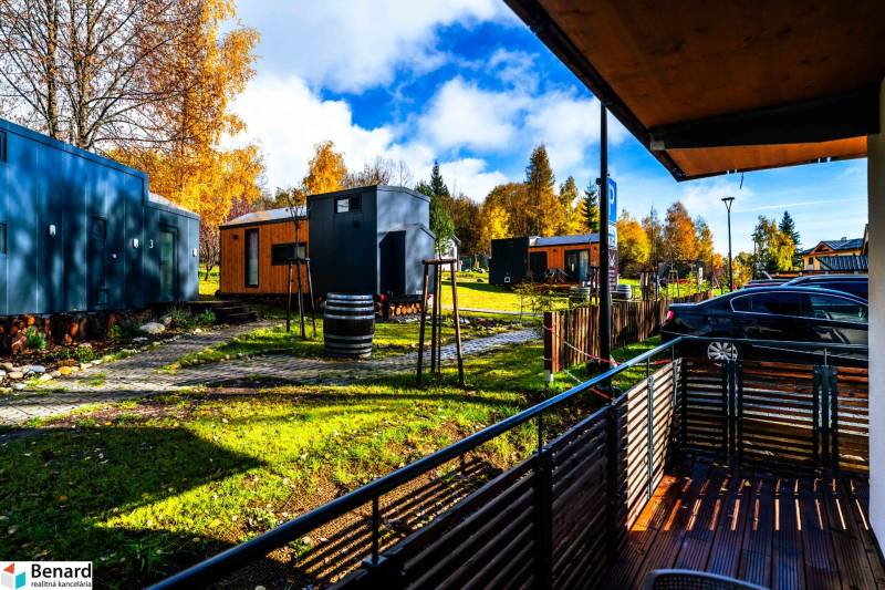 Barevné domečky v podzimním prostředí na Loučné ulici ve Štrbě.