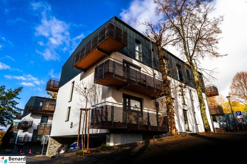 Bytový komplex na Lúčnej ulici ve Štrbě s balkony a parkováním v pěkném prostředí.