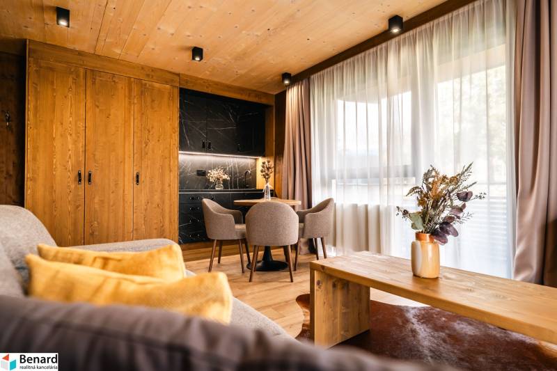 Interiér 2-pokojového bytu s podlahou s dřevěným dekorem, stylovým nábytkem a závěsy.