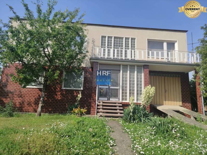 Rodinný dům na ulici Vieska v Radošovicích s cihlovou fasádou a zahradou.