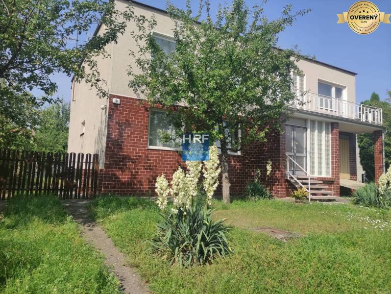 Rodinný dům na Viesce v Radošovicích se zahradou a balkonem z cihel a omítky.