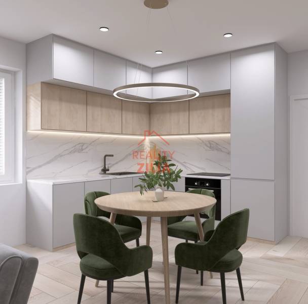 Kuchyně v rodinném domě, s mramorovým obkladem, zelenými židlemi a podlahou s dřevěným dekorem.