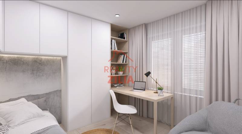 Pracovní kout v rodinném domě s psacím stolem, křeslem a knihami na policích.