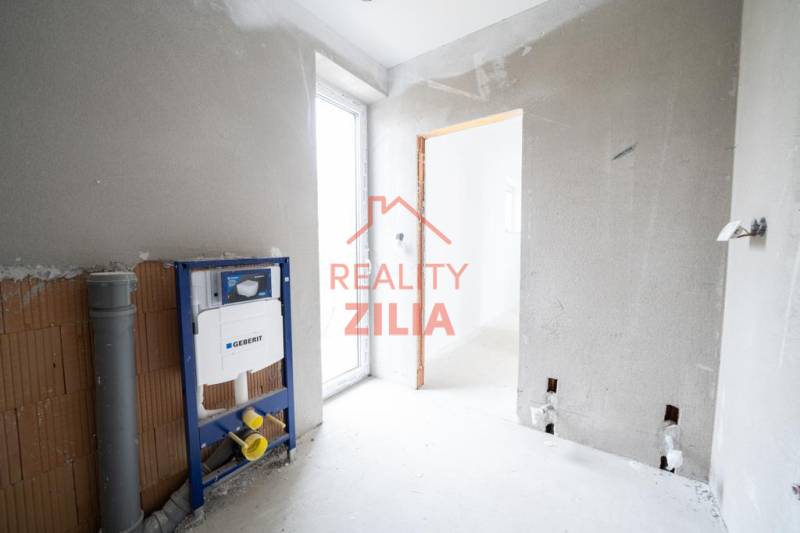 Interiér rodinného domu s instalačním systémem a omítnutými stěnami připravený na dokončení.