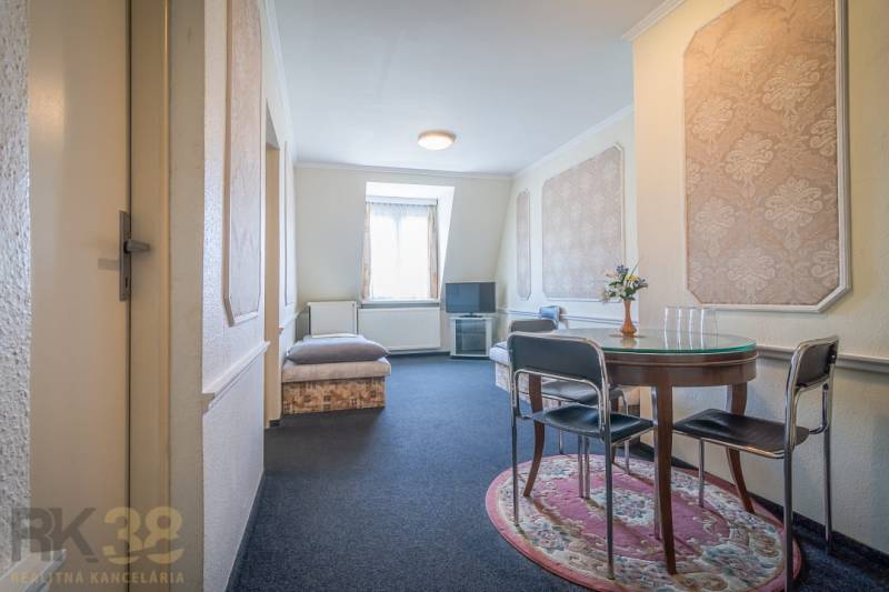 Pokoj v hotelech a penzionech s kulatým stolem a televizorem na stojanu.