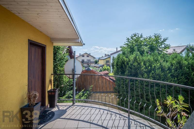 Balkon s výhledem na zahrady v penzionech, Poprad, Hotely a penziony. Ozdobné květináče.