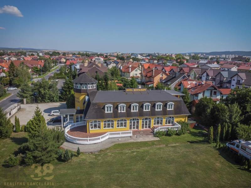 Hotel a restaurace v Popradu obklopené zelení v rámci Hotely a penziony.